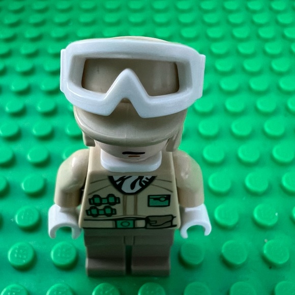 LEGO Star Wars Hoth Rebel Trooper Minifigure in 2010 set 8083 Orange Chin Dimple - Picture 2 of 7